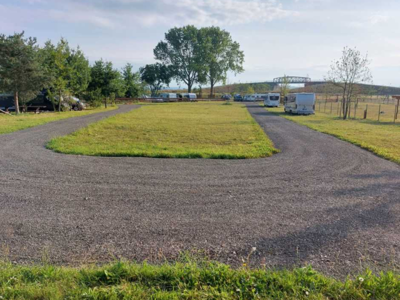 84172236-camping-v-zooparku.jpeg